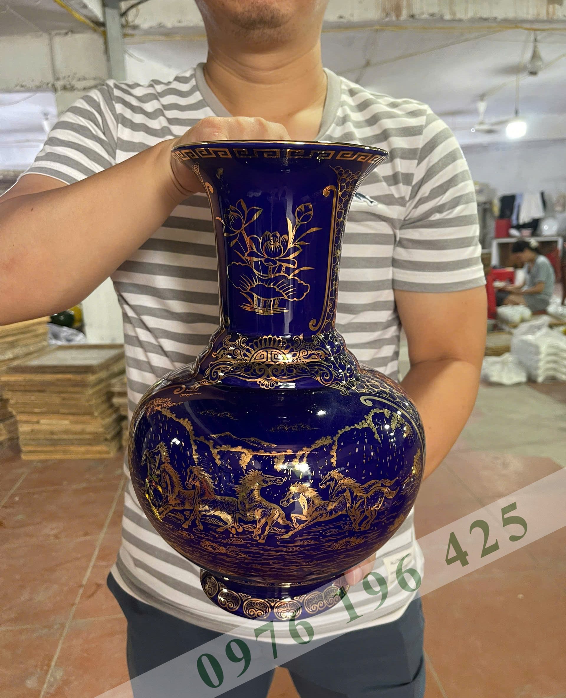 Lọ quà tặng xanh côban bảo vẽ vàng dáng củ tỏi
