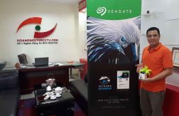 Hoàng Nguyễn nhận quà tặng từ Seagate