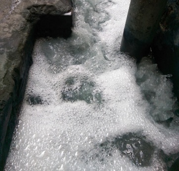 Những dòng nước đen và sủi bọt bên trong Công ty TNHH Nhuộm và Giặt là thời trang Quốc tế