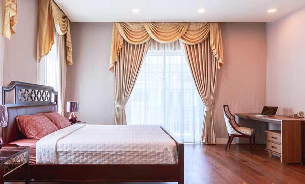 rem-nu-hoang-sang-trong-phong-ngu