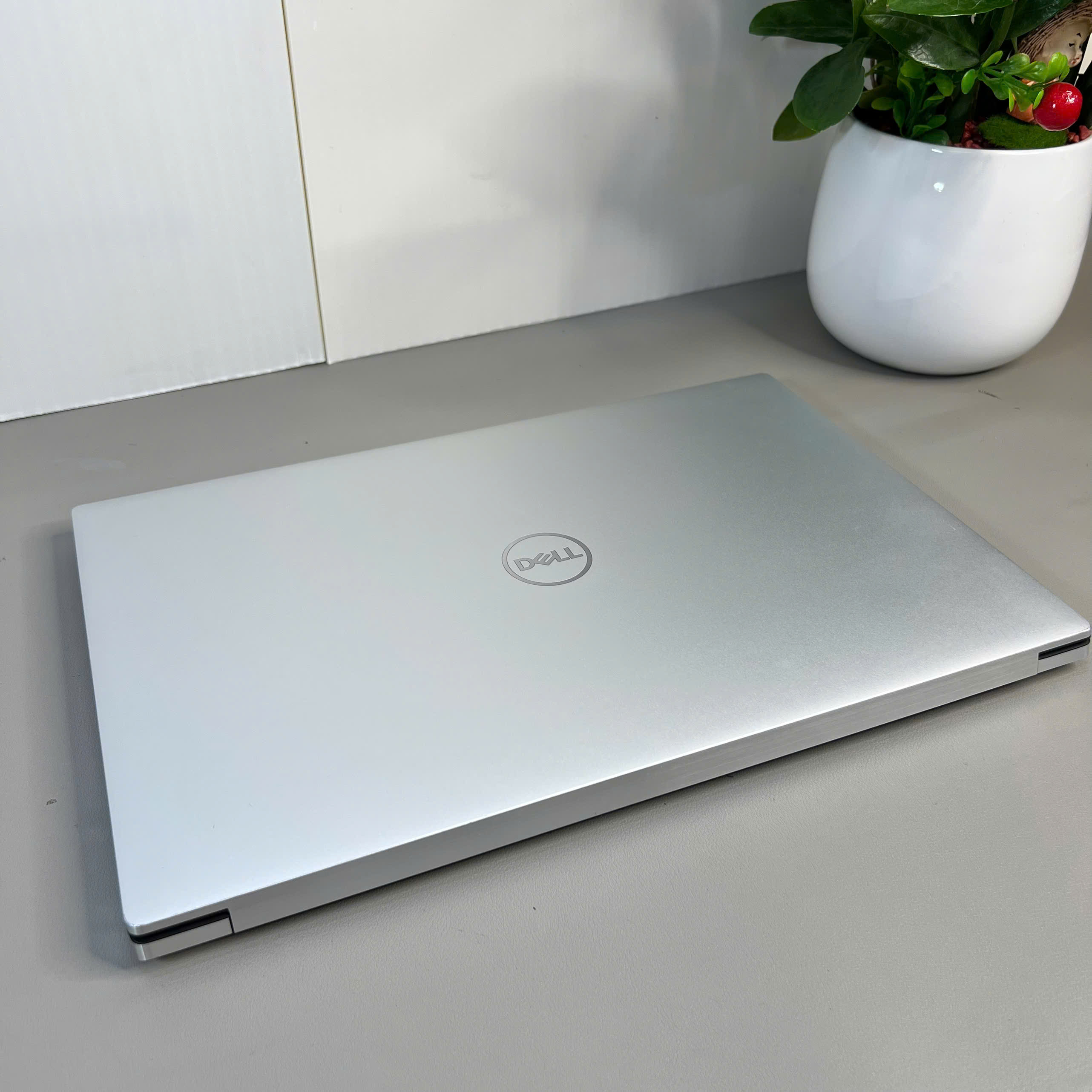 Dell XPS 15 9500 Màn hình: 15.6 inch FHD+ Core i7-10750H/ RAM 16GB / SSD 512GB /GTX 1650 Ti