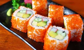 Cơm sushi cá hồi trứng cua và phô mai