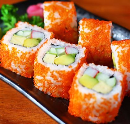 Cơm sushi cá hồi trứng cua và phô mai
