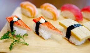 Cơm sushi cá ngừ