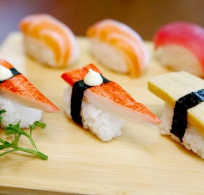 Cơm sushi cá ngừ