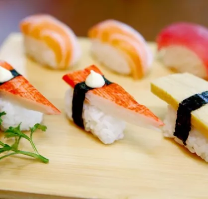Cơm sushi cá ngừ