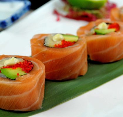 Cơm sushi nạm cá hồi nướng than