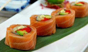 Cơm sushi nạm cá hồi nướng than