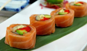 Cơm sushi nạm cá hồi nướng than
