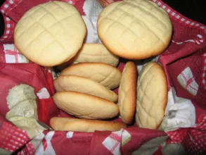 Bánh quy hạnh nhân và thịt lợn khô