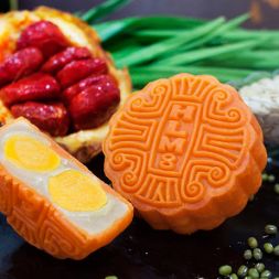 Bánh Trung thu gấc đậu xanh