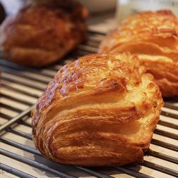 Bánh mì ngọt kem trứng nướng