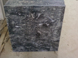 Gạch ốp lát màu xám nhạt