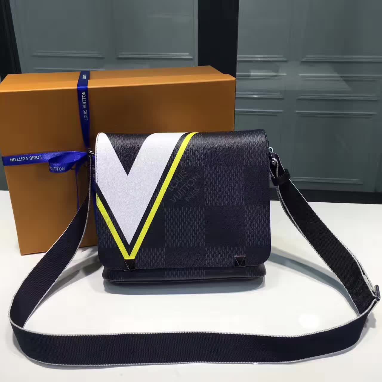 tui-xach-Louis-Vuitton-Damier-cobalt-district-mm-N44004-txlv014