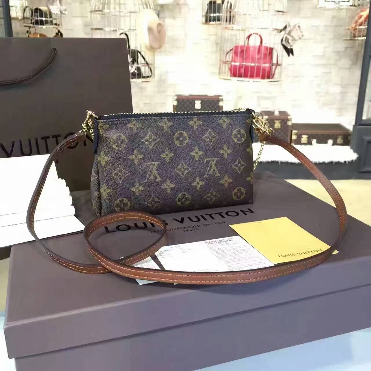 tui-xach-Louis-Vuitton-Monogram-Canvas-Palls-Cluth-M41639-txlv061(1)