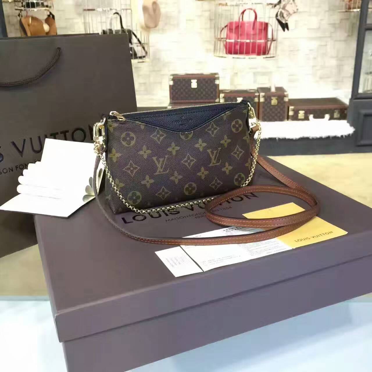 tui-xach-Louis-Vuitton-Monogram-Canvas-Palls-Cluth-M41639-txlv061