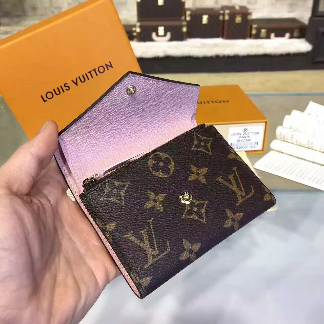 tui-xach-Louis-vuitton-monogram-victorine-wallet-M62360-txlv110(3)