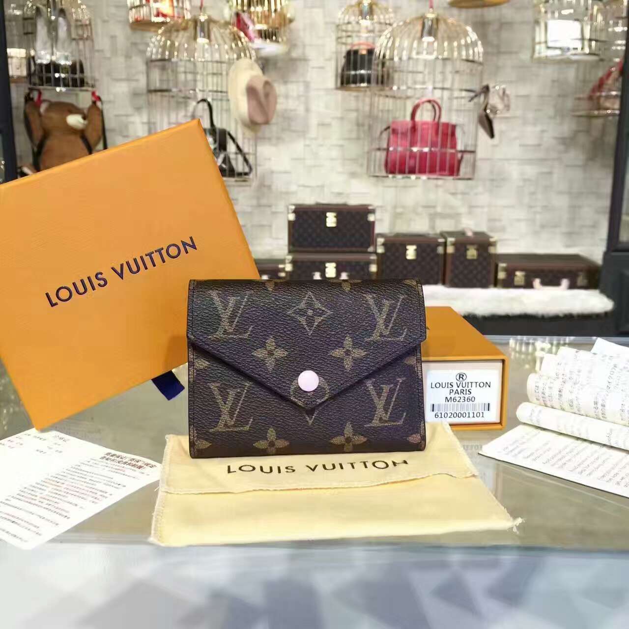 tui-xach-Louis-vuitton-monogram-victorine-wallet-M62360-txlv110