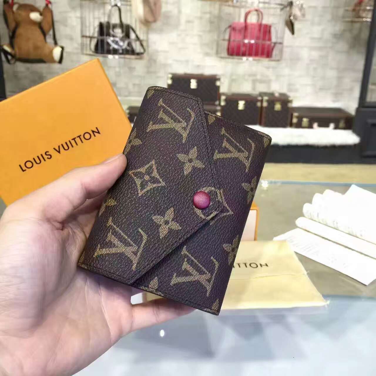 tui-xach-Louis-vuitton-monogram-victorine-wallet-M41938-txlv111(1)