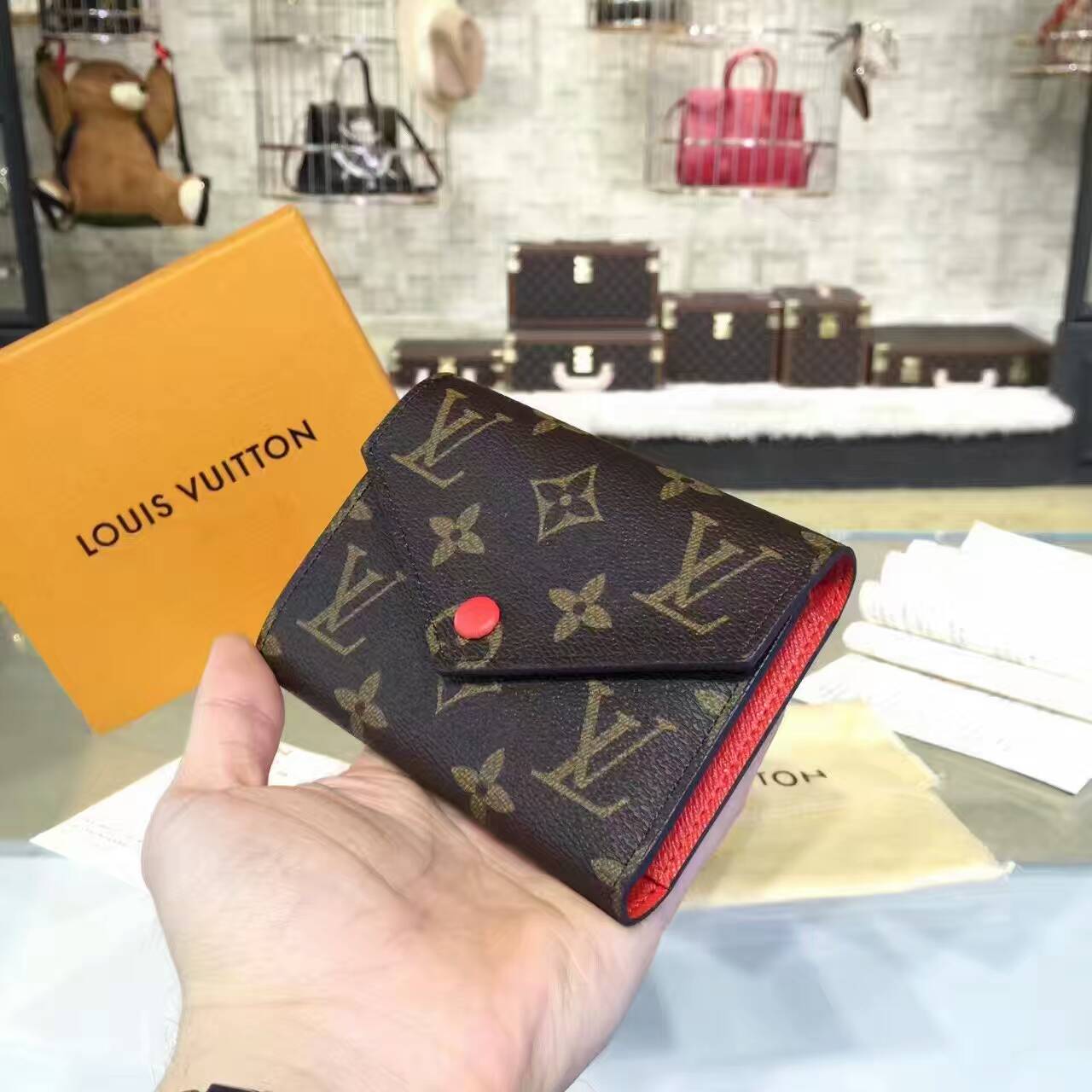 tui-xach-Louis-vuitton-monogram-victorine-wallet-M41938-txlv109(1)