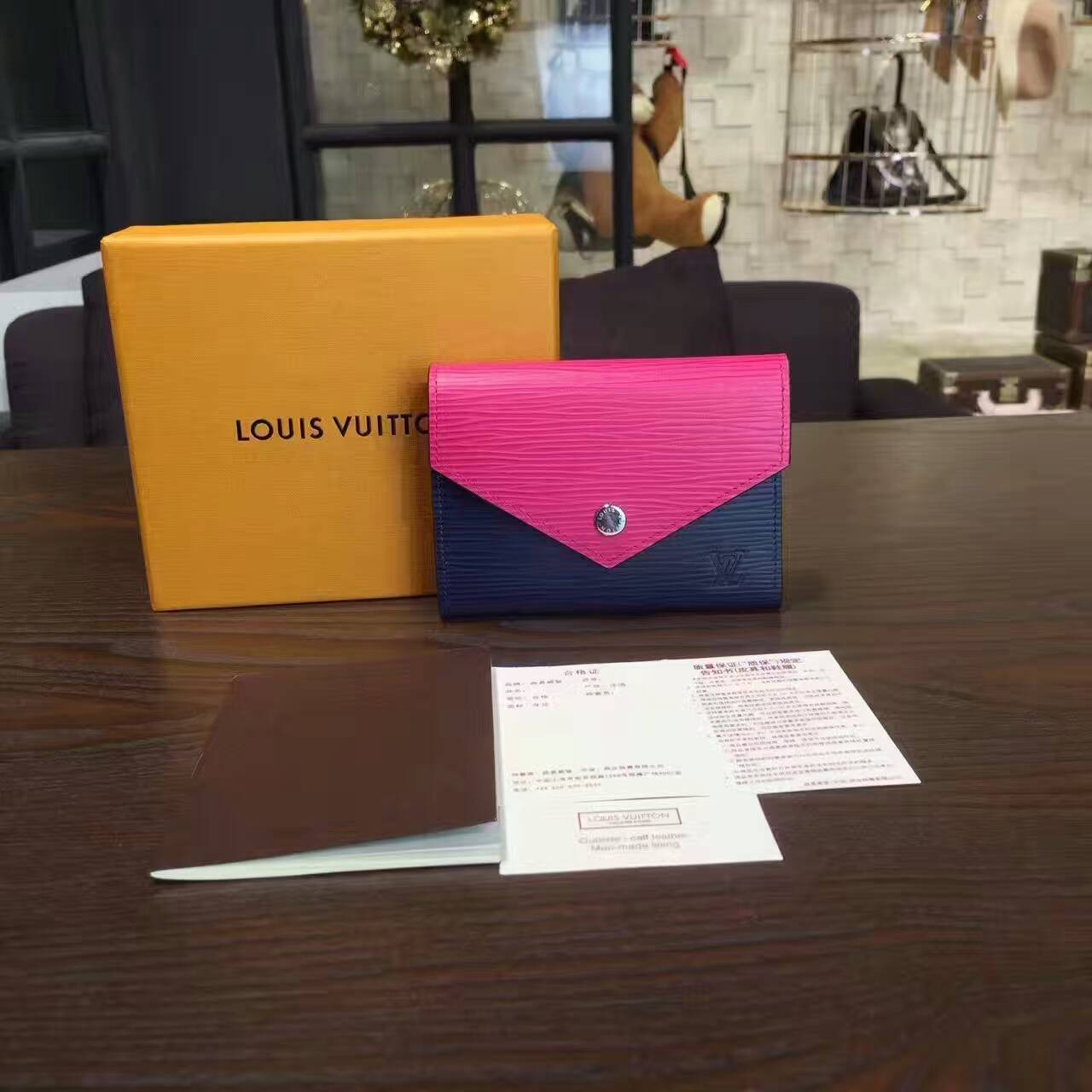 tui-xach-Louis-vuitton-EPI victorine-wallet-M62173-txlv112