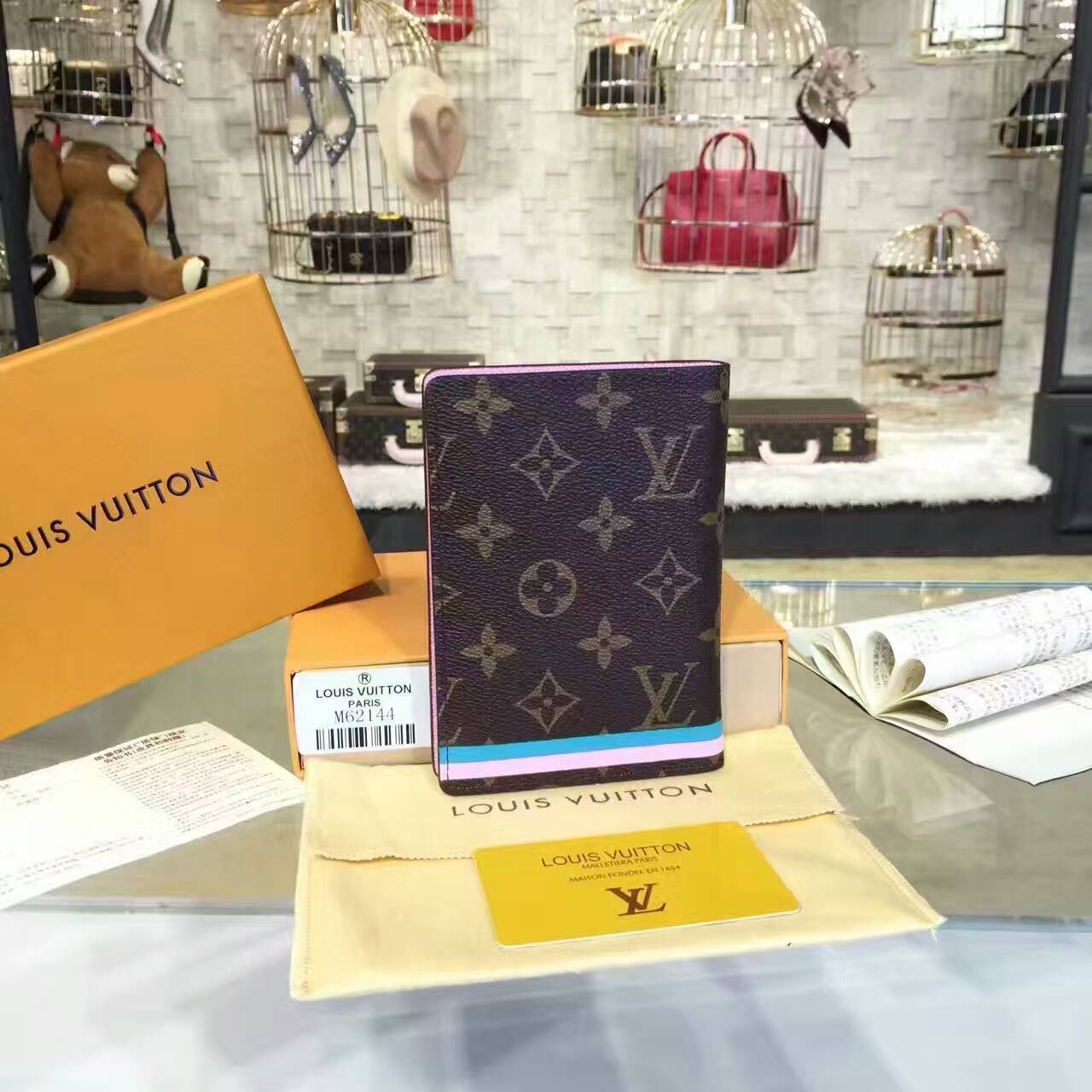tui-xach-Louis-vuitton-monogram-passport-cover-wallet-M62144-txlv047(1)