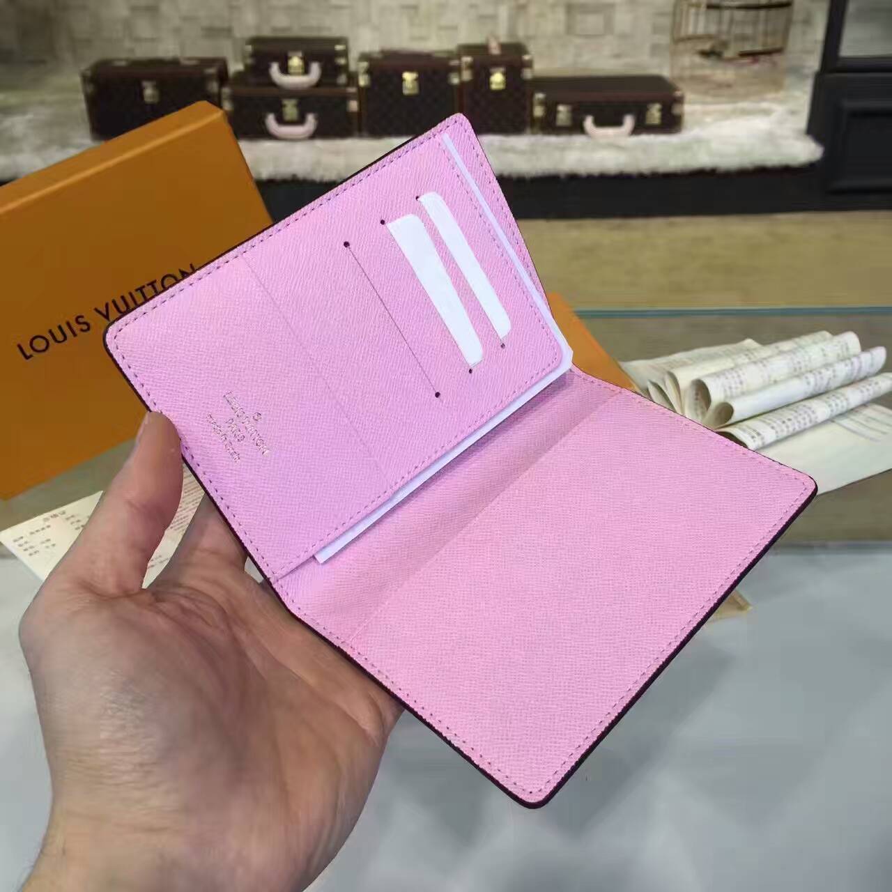 tui-xach-Louis-vuitton-monogram-passport-cover-wallet-M62144-txlv047(3)