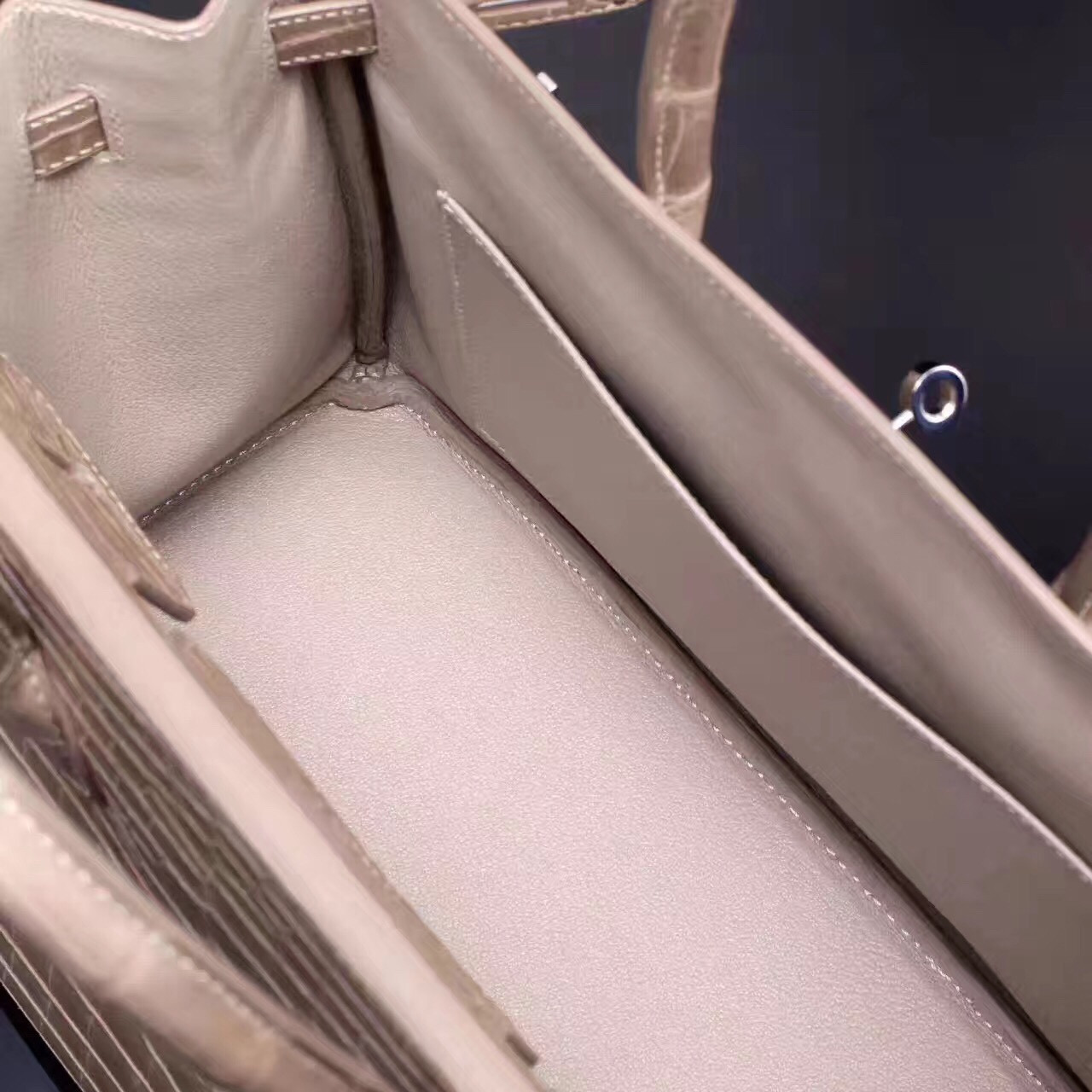 z704723322820_06d0c9b32f4376822174729f7e32c583