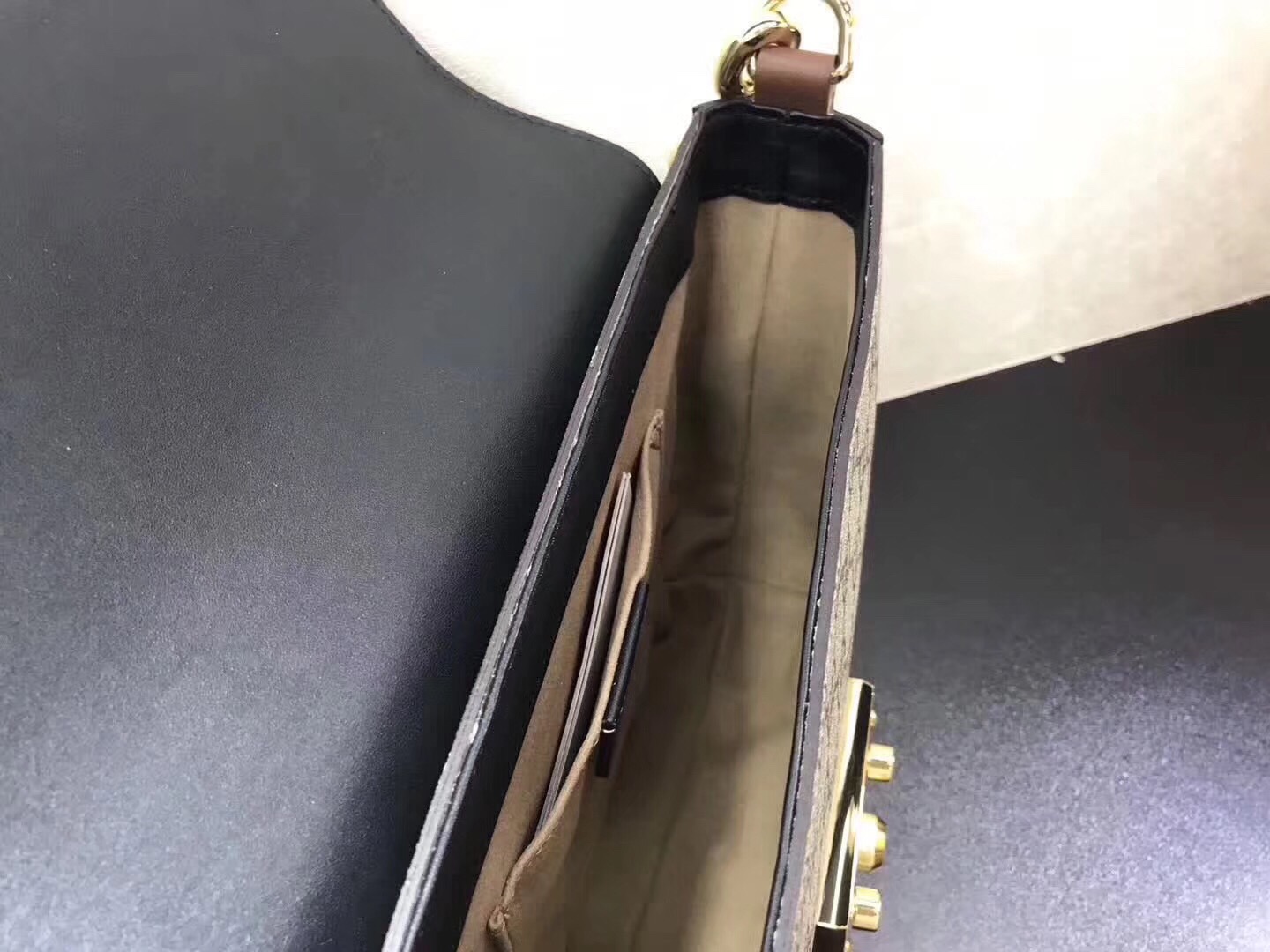 z798365116294_22a394f346fb1511ae07e4d8057f4eef