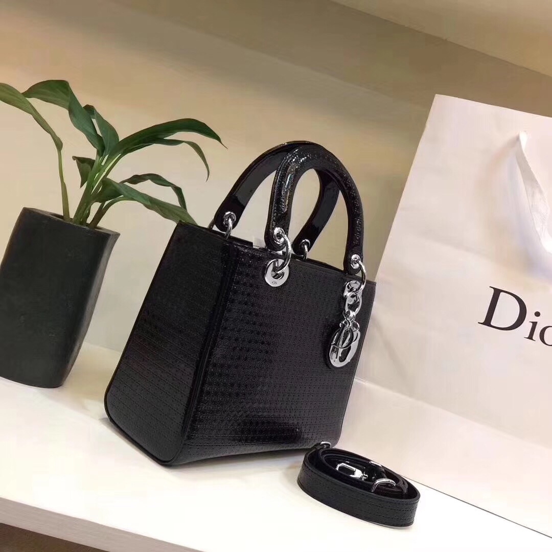 z818752170270_e516a23bcecc947751d96211273e6223