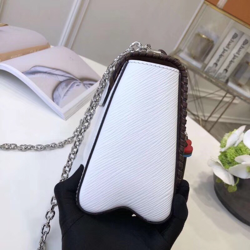 z939760340846_7cd3f3547872c597174c8f9c709f95f5