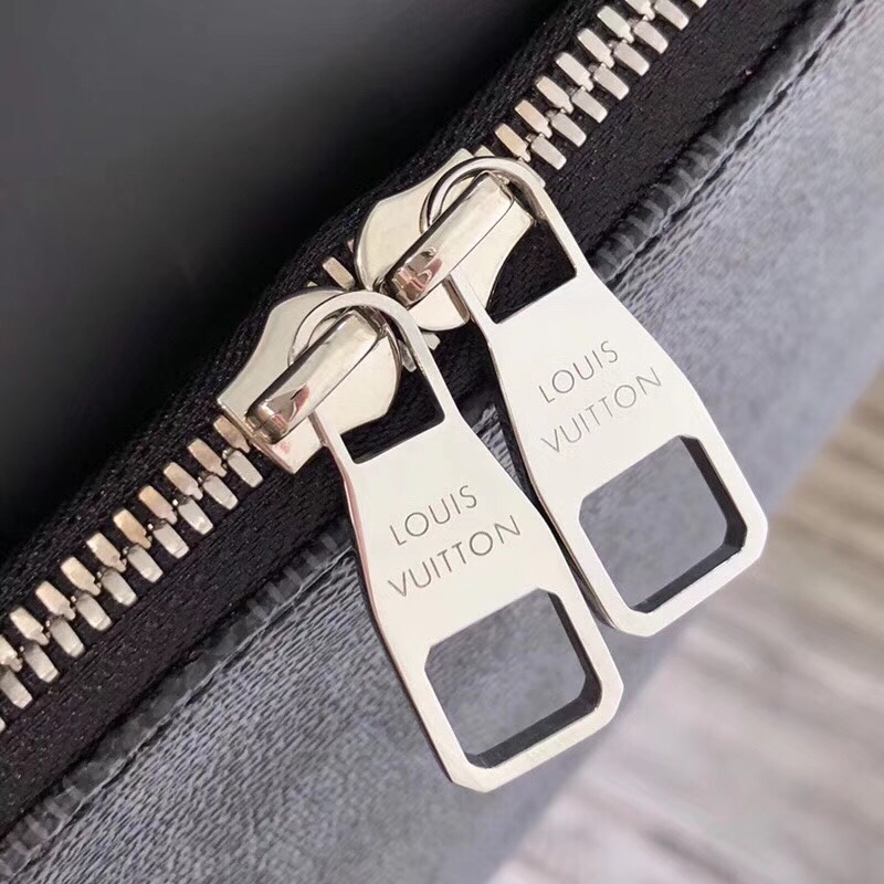 z944341723698_19670808e77dfb209cd88868afd705eb