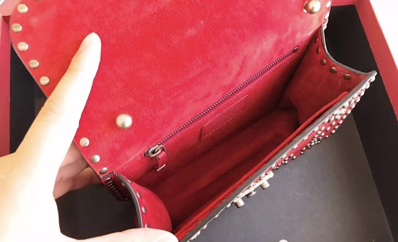 z946186464052_67a86cc9d83811d6d6a58920e21d7b3c