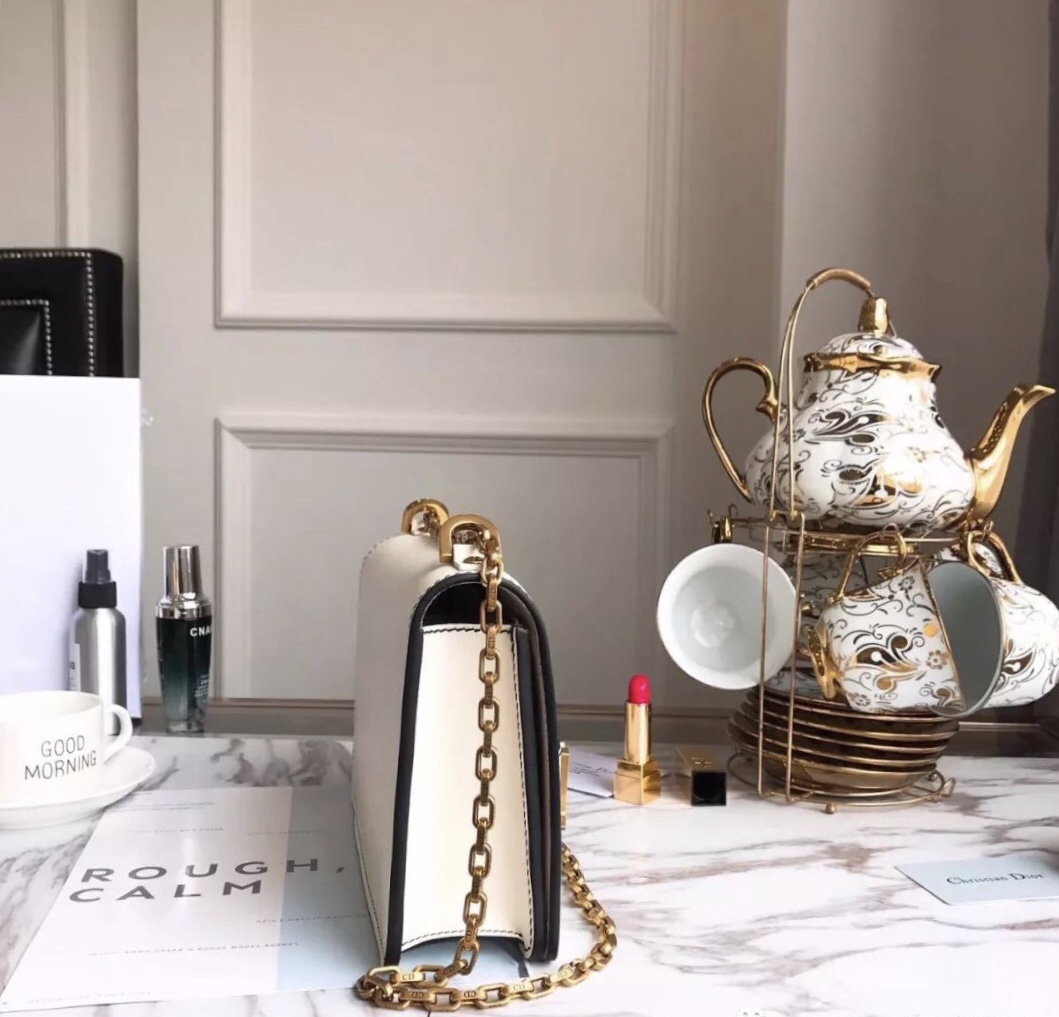 z946186551979_8070071e0e6f482fdb6bb6392dc6a691