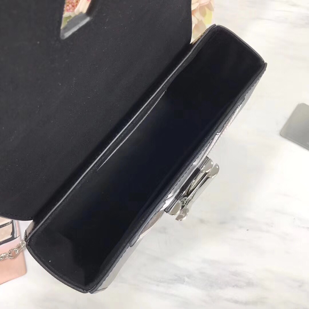 z955508880101_5ab9fdfc4a884d2b863a0517bdac3463