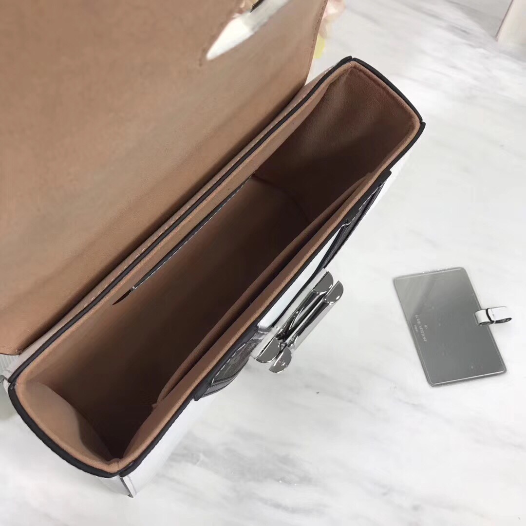 z955508947392_8c17a4483326a0114268e07c665d17c5