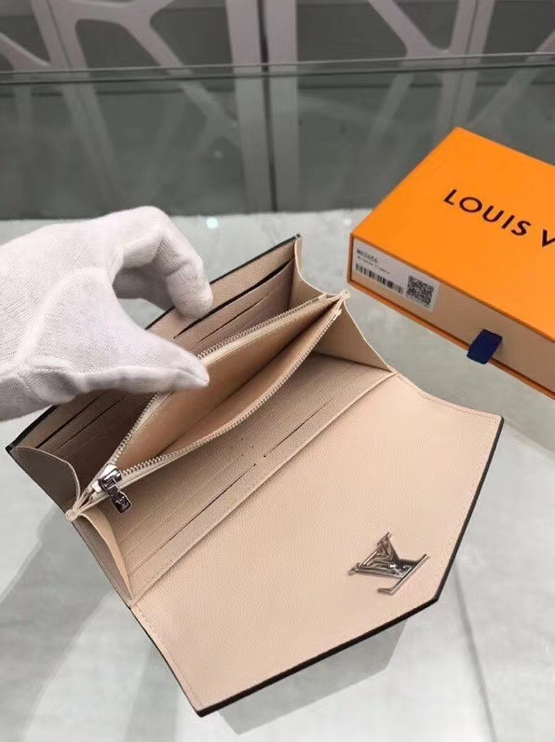 z2042794917975_00e6511d7cc6634808eb69dee75f0b17