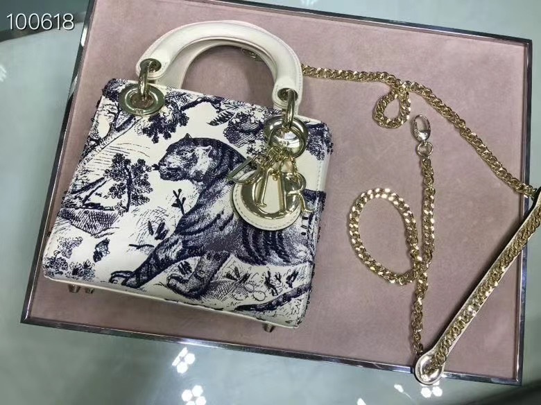 z2025922976953_8e6f3c843be2343e55d1df7b11bdaabe