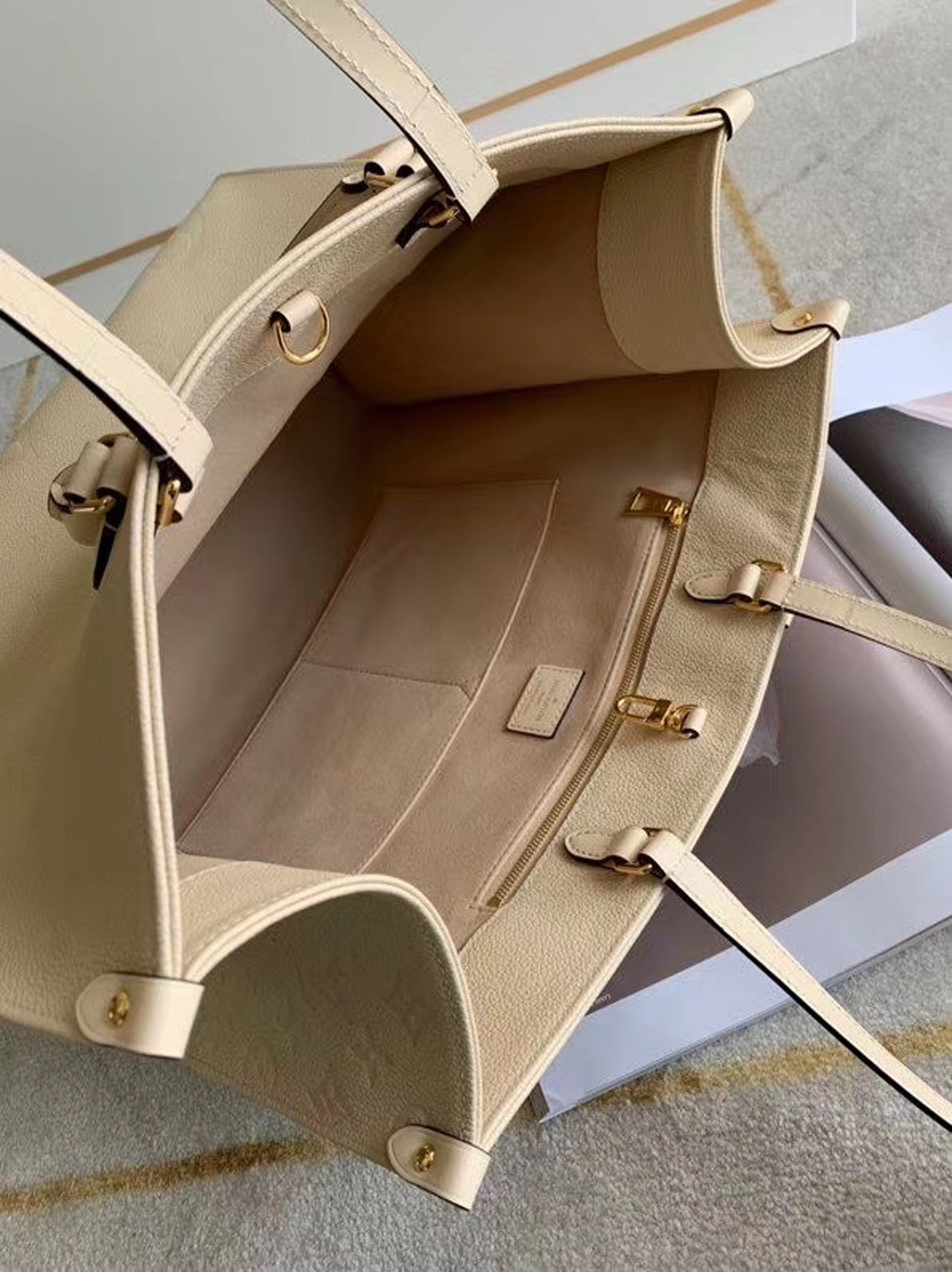 z2103633562277_62dcb7e2e1b1fd5d8052bd14aad5b45f