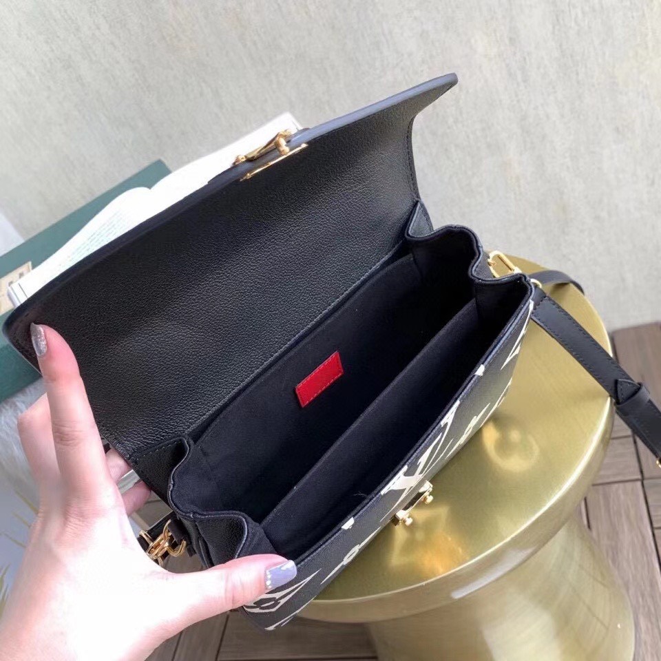 z2093864946590_00e292b2518f110490a102c6898a8b7d