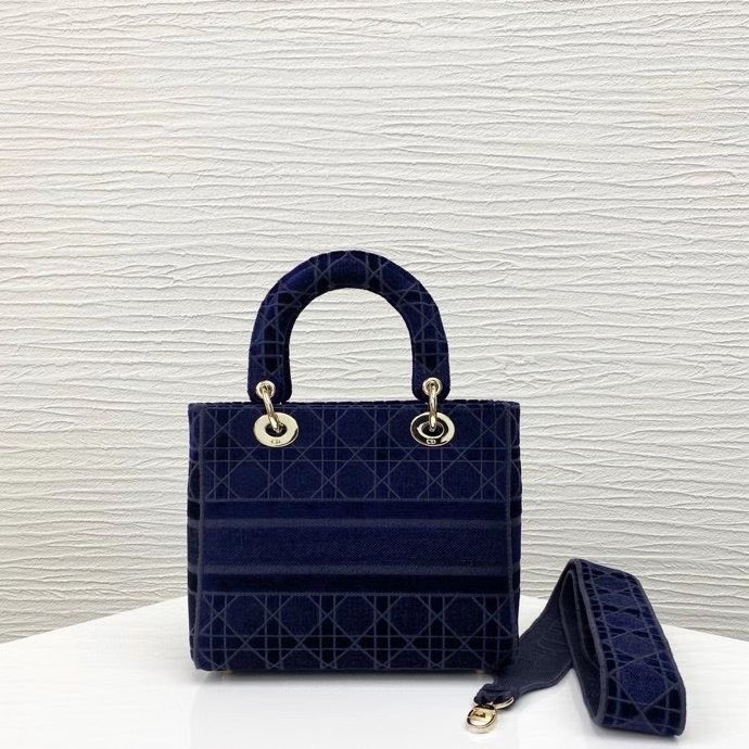 z2195592328200_4592db5bb503186430504129e02223c9