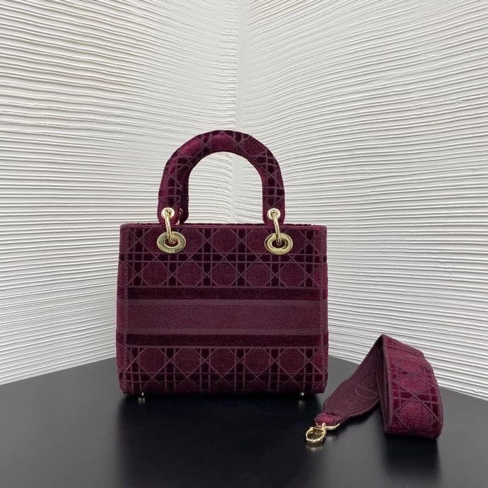 z2195592501080_32f18873b5853393093dc1793b09a09f