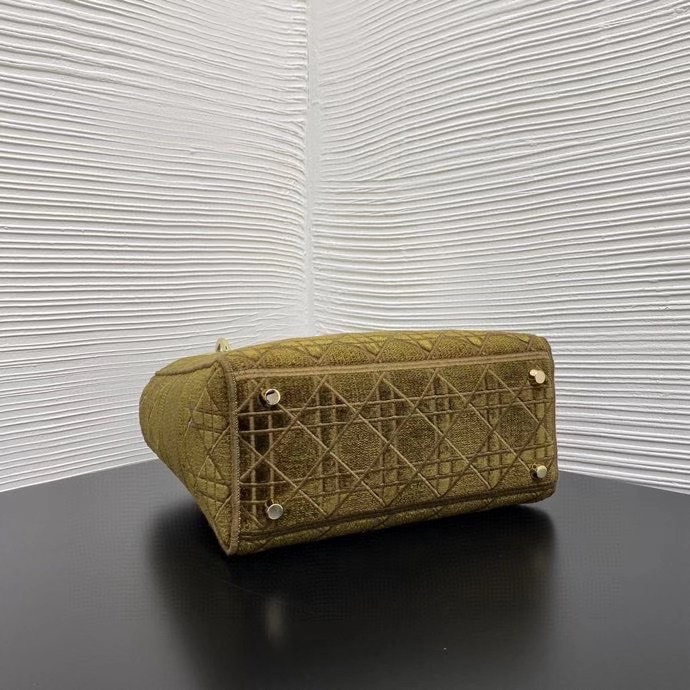 z2195592660797_7259ebd816a2101596f70b2b3ad29a71