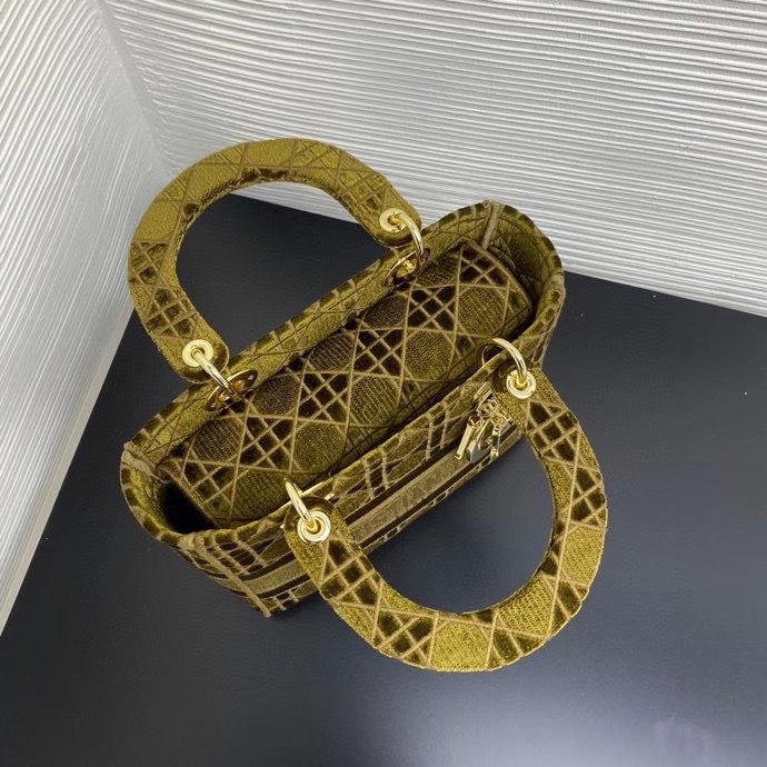 z2195592661193_13be905c65f8cc4f1def693349c7d2a1