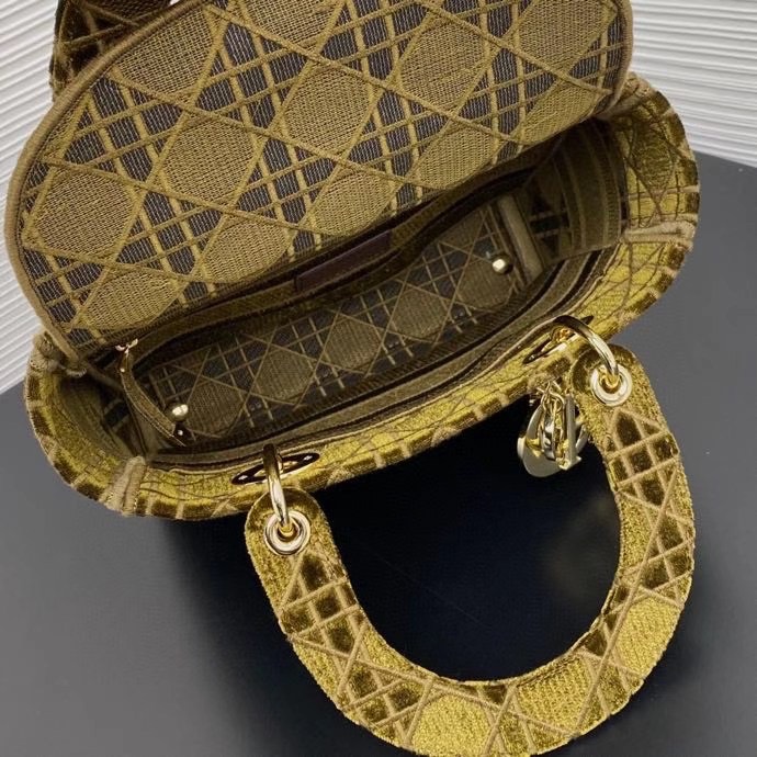 z2195592661206_6c93640cce872009140ac72cad085680