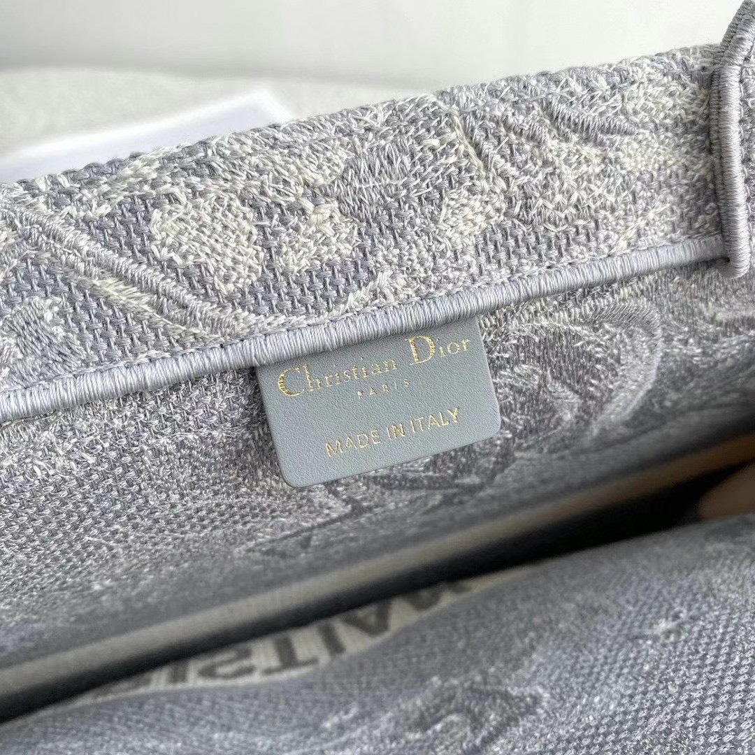 z2501688884634_9ee2ebb1512452b59aea38c362c04e6f