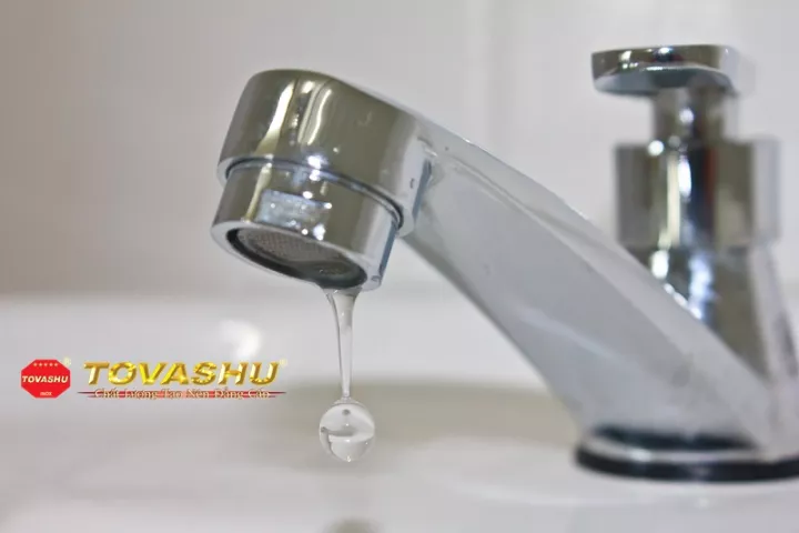 Vòi tắm đã khoá nhưng vẫn chảy nước thì phải làm sao?