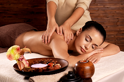 Ngâm người trong bồn gỗ với lá thuốc của người Dao đỏ.