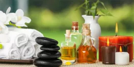 Massage toàn thân kiểu Thái và đắp mặt khăn nóng thảo dược.