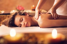 Massage toàn thân kiểu Thái.
